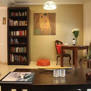  Apartment Tiffany's